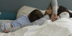 "Starsi potrzebują znacznie mniej snu". Jak najlepiej się wyspać? Sprawdzamy pięć mitów o śnie