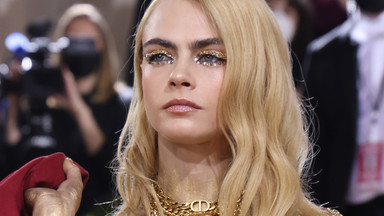 Cara Delevingne cierpi na łuszczycę. Pokazała rany, pozując na czerwonym dywanie 