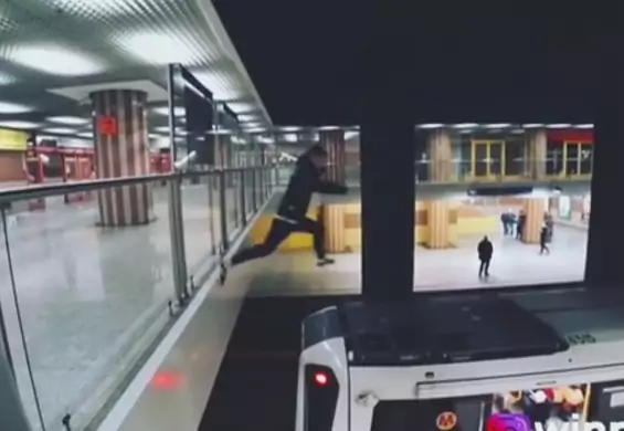 "Prankster" skacze po wagonach warszawskiego metra. Szuka go policja
