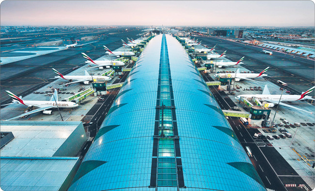 W Dubaju kończy się budowa terminalu, który będzie mógł przyjąć jednocześnie aż 20 samolotów A380. To wciąż za mało: emirat postanowił stworzyć nowy port, który rocznie obsłuży 160 mln pasażerów Fot. Materiały prasowe