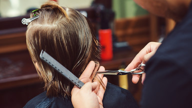 Chcesz obciąć dziecku włosy? Zanim sięgniesz po nożyczki, zapoznaj się z tymi radami