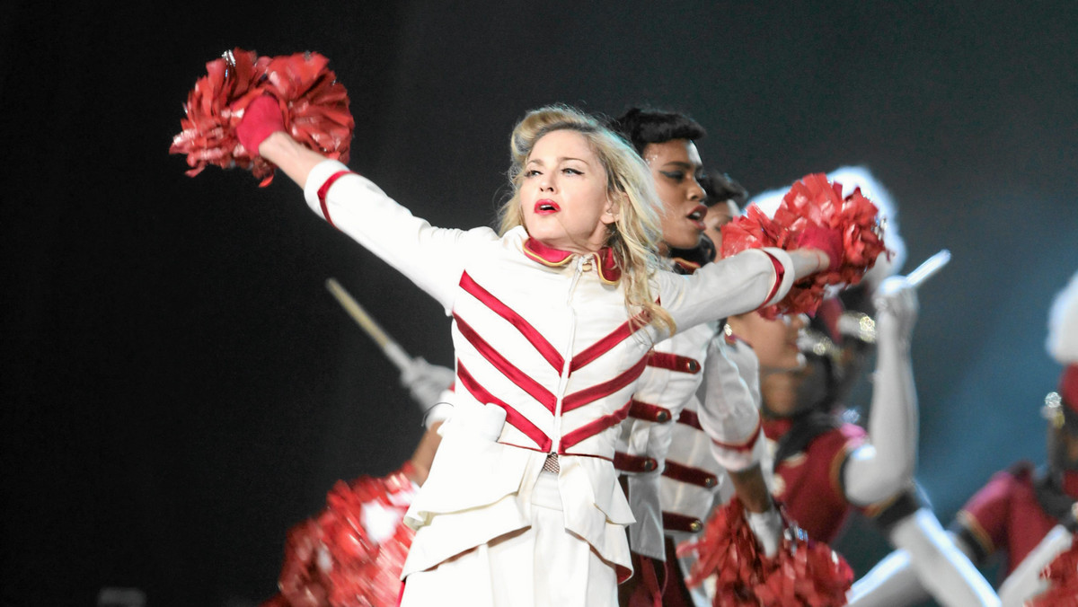 Po ujawnieniu informacji, że ministerstwo sportu dołożyło prawie 5 mln zł do koncertu Madonny, grupa posłów z Andrzejem Jaworskim (PiS) na czele oczekuje takiej samej kwoty na koncert muzyki chrześcijańskiej — również na Stadionie Narodowym.