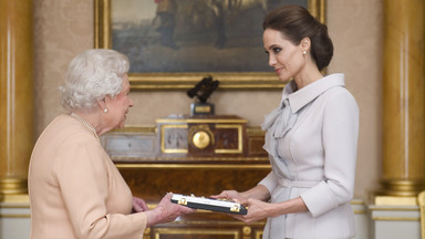Angelina Jolie dostała medal od królowej Elżbiety