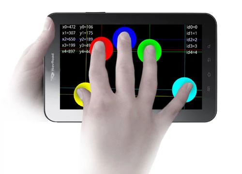 Zastosowany pojemnościowy, dotykowy panel LCD rozpoznaje pięciopunktowy multidotyk oraz zapewnia pewne i precyzyjne sterowanie tabletem. fot. NavRoad.