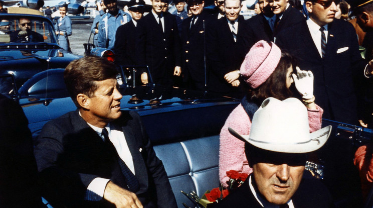 John Kennedy feleségével egy 
órával a lövések előtt  /Fotó.Northfoto
