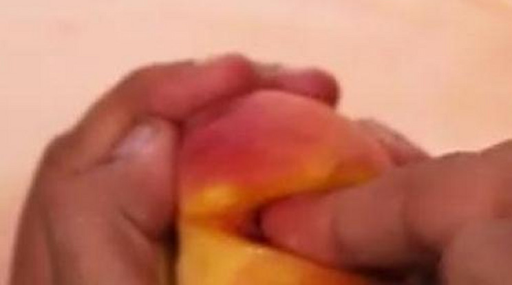 Videó! Férfiak gyümölcsökön mutatják meg, hogy kell a nőket kézzel kielégíteni!+18