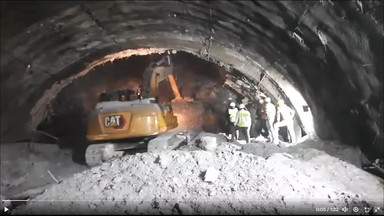 Grupa 41 pracowników utknęła w tunelu w Indiach. Pierwszy przełom podczas akcji ratunkowej