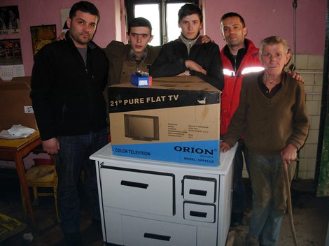 NESEBIČNO POMAŽE:U jednoj od humanitarnih akcija