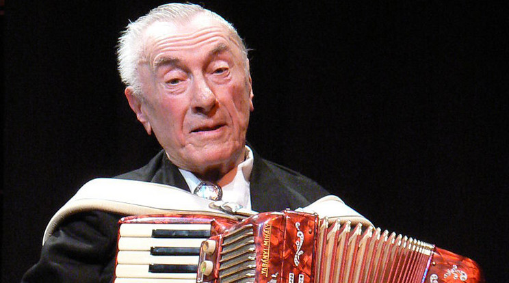 A II. világháború alatt nyert harmonikaversenyt a
most 95 éves zenész