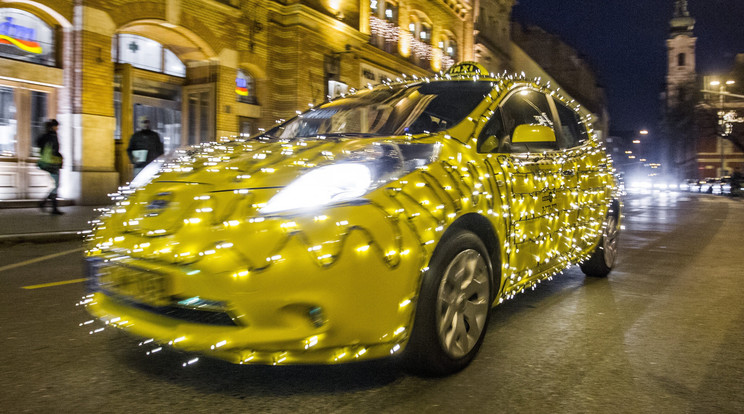 Ünnepi „fénytaxi” Budapesten / Fotó: MTI Szigetváry Zsolt