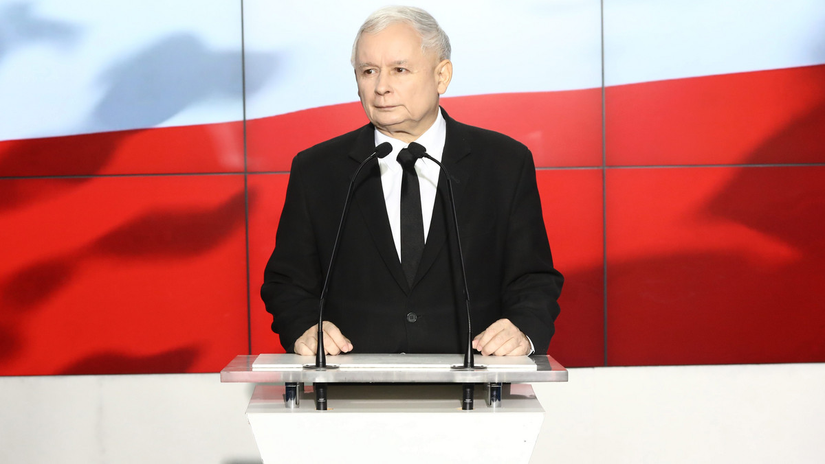 Czym się więcej obejmie, tym się słabiej ściska, a my chcemy ścisnąć mocno – mówił Jarosław Kaczyński jako premier, zapowiadając lustrację majątkową dekadę temu. Wówczas Kaczyński chciał ograniczyć liczbę urzędników, składających oświadczenia majątkowe, by móc skrupulatnie prześwietlić tych najważniejszych. Dziś jest na odwrót – PiS chce drastycznie poszerzyć krąg osób, które muszą się spowiadać z majątków. Czy to znaczy, że "ściśnie słabiej"?