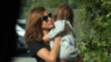 Dziewczyna Ryana Goslinga na spacerze z córką