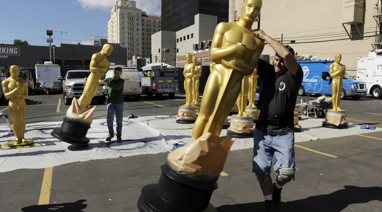 Az Oscar-szobor 
ember nagyságú 
figurájából tucatnyi díszíti majd 
a rendezvény 
környékét/Fotó:MTI