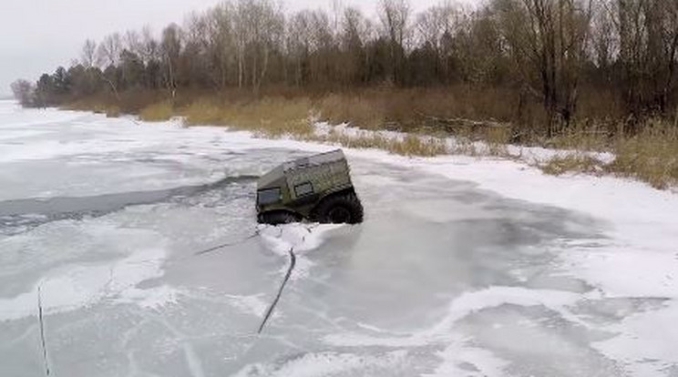 A kétéltű járműnek a jeges víz sem akadály.
