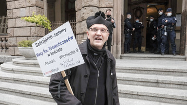 Zbuntowany ksiądz z Poznania nie wystraszył się komornika. Czas na "wezwanie ostateczne"