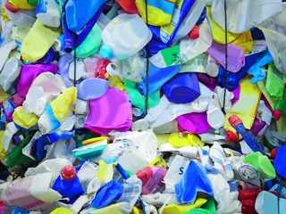 Problem rosnącej produkcji plastiku w przemyśle trzeba rozwiązać jak najszybciej i systemowo. Inaczej naprawdę utoniemy w śmieciach