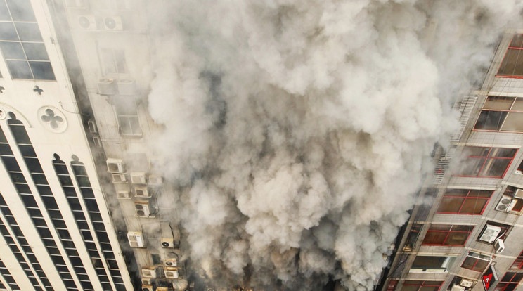 Az épületet teljesen beborította a füst /Fotó: MTI - AP - Mahmud Hossain Opu 