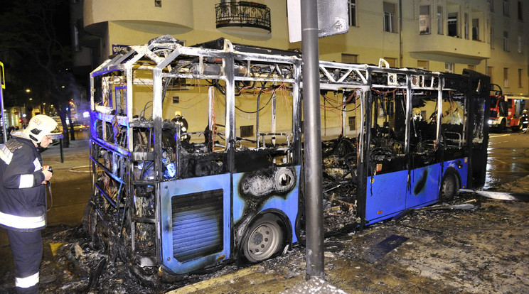 Ennyi maradt a Széll Kálmán téren kiégett buszból /Fotó: Blikk