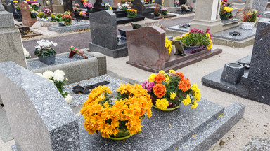Jak nie stracić grobu po 20 latach. Opłata za przedłużenie miejsca na cmentarzu parafialnym