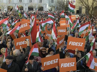 Sondaże dają zdecydowane zwycięstwo rządzącej od 2010 r. koalicji konserwatywnego Fideszu - pod wodzą premiera Victora Orbana -  i Chrześcijańsko-Demokratycznej Partii Ludowej 