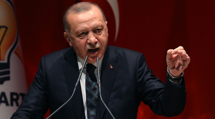 Recep Tayyip Erdogan török elnök azzal fenyegette meg az Európai Uniót, hogy 3,6 millió szíriai menekültet küld országából Európába, amennyiben az unió megszállásnak próbálja minősíteni a 2019. október 9-én megkezdett török hadműveletet Északkelet-Szíriában. / Fotó: MTI/EPA