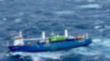 Ewakuacja uszkodzonego statku na Morzu Północnym. Uratowano 12-osobową załogę