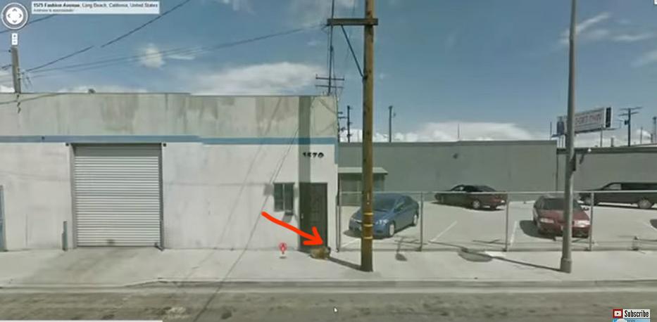 10 évvel ezelőtt elfelejtkeztek róla, aztán valaki meglátta a Google térképen, ahogy egyedül ül egy raktár előtt (videó)