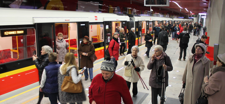 Warszawa: awarie schodów na trzech stacjach II linii metra