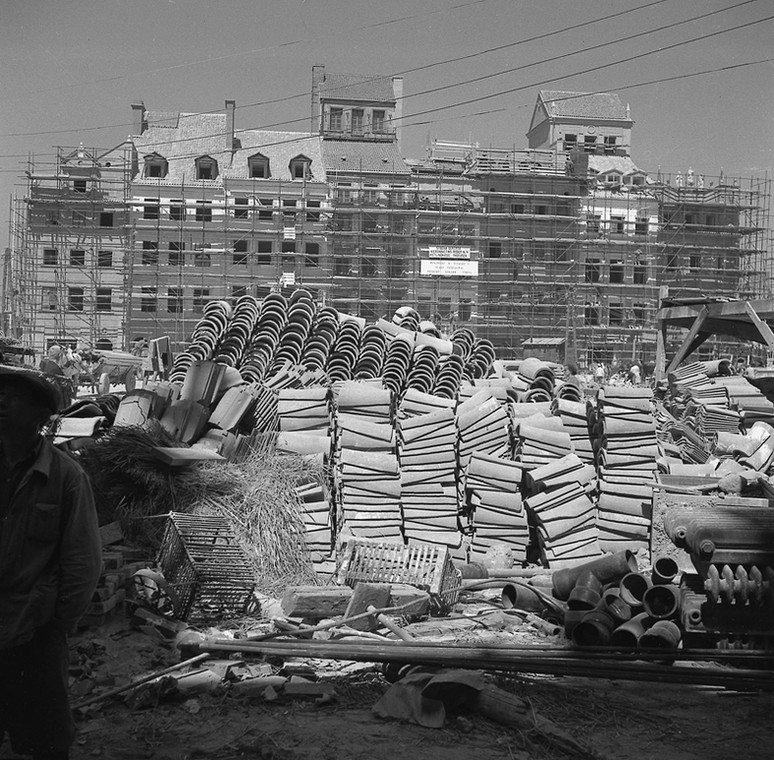 Warszawa, 1952. Odbudowa Starowki. Strona Dekerta. Rynek Starego Miasta, fot. Zbyszko Siemaszko/FORUM