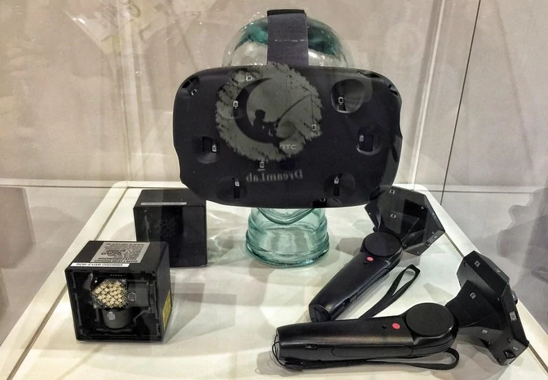 HTC Vive, czyli gogle VR z dwiema kamerami, których technologicznymi przodkami jest Kinect i dwoma kontrolerami podobnymi do PS Move'a