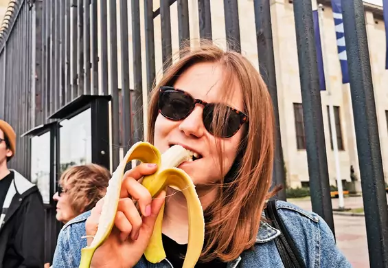 "W Polsce straszy się seksem" -spytaliśmy jedzących banany pod Muzeum Narodowym, dlaczego to robią