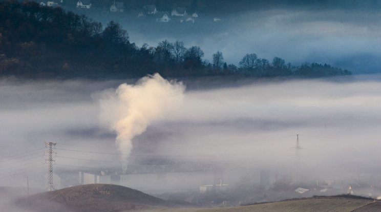 Salgótarjánban készült képen látszik a talajmenti pára és füst / Fotó: MTI/Komka Péter