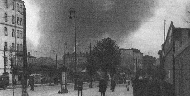 "Getto się pali, Warszawa krztusi się dymem". Powstanie widziane z obu stron muru