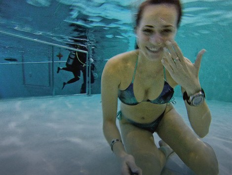 Zatečena: Jelena Raković sa vereničkim prstenom