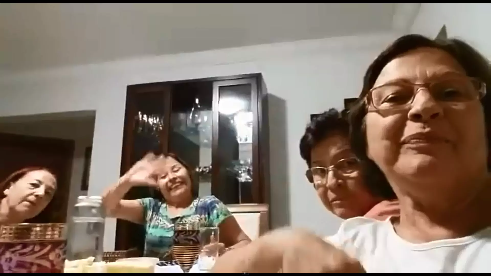 Zamiast pierwszego selfie w życiu, babcia nagrała filmik. "Powiedz penis, powiedz penis!"