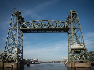 Luksusowy jacht Jeffa Bezosa jest tak wielki, że aby mógł przepłynąć przez Rotterdam, trzeba rozebrać historyczny most kolejowy, co nie podoba się mieszkańcom tego miasta