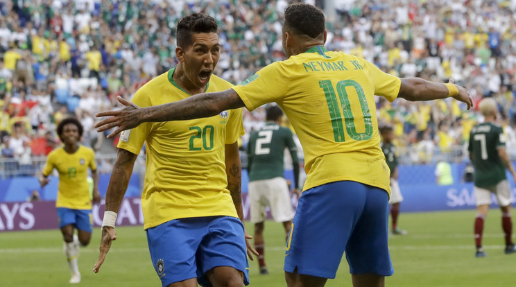 A két brazil sztár, Firmino (balra) és Neymar (jobbra) gólöröme /Fotó: MTI/ AP/ Andre Penner