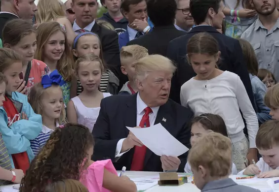 Dziecko poprosiło Trumpa o autograf. Po chwili jego czapka była już w powietrzu