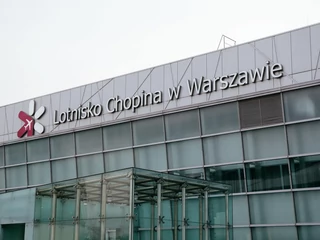 Największe lotnisko w Polsce obsłużyło w 2019 r. prawie 19 mln pasażerów. Po pandemicznym załamaniu, w wyniku którego liczba podróżnych skurczyła się o 70 proc., 2022 r. miał być rokiem nadziei. Eksperci nie mają już jednak złudzeń, że tak się nie stanie. Wszystko za sprawą wojny na Ukrainie, która wywołała poważne perturbacje w międzynarodowej przestrzeni powietrznej