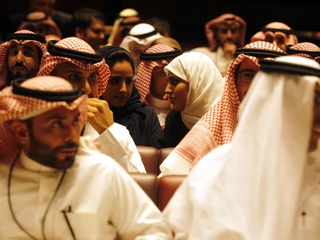 Saudyjczycy czekają na projekcję filmu w kinie sieci AMC w Rijadzie