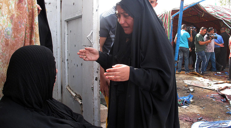A támadásban 35-en meghaltak, egy nő siratja a hozzátartozóját /Fotó: AFP