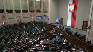 Sondaż partyjny. PiS na czele. Duże zmiany w notowaniach KO i Polski 2050