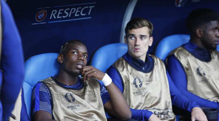 Paul Pogba (balra) nem érezte jól magát a kispadon / Fotó: AFP
