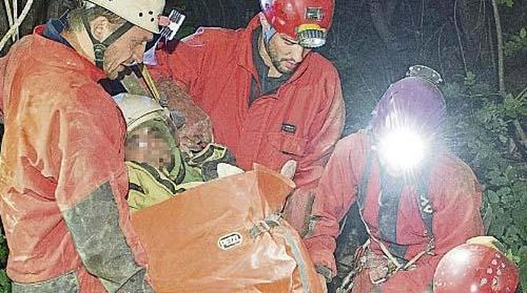 30 méter mélyről mentettek a barlangi mentők