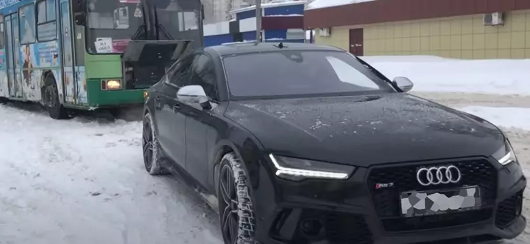 Audi RS7 wyciągnęło z zaspy... autobus miejski [Nagranie]