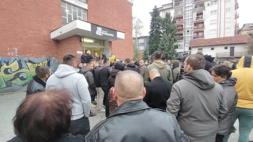 Ispred ispred biračkog mesta u Raski gde glasaju Srbi s KiM