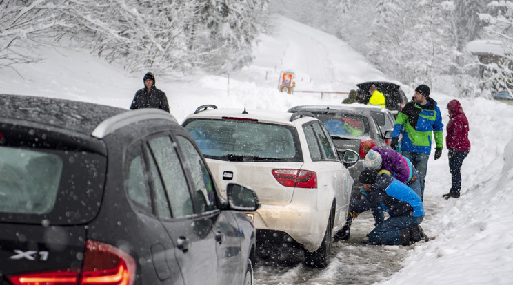 Több utat is le kellett zárni az intenzív havazás miatt Ausztriában / Fotó: MTI