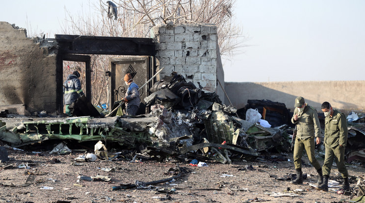 Katonák a lezuhant Boeing 737-es típusú ukrán utasszállító repülőgép roncsainál / Fotó: MTI/EPA/Abedin Taherkenareh