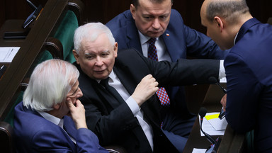 Burza wokół projektu PiS. Kaczyński świadomie chce przeforsować niekonstytucyjną poprawkę? "Jest teoria"