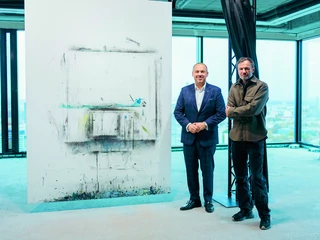 „Ściana pracowni” Rafała Bujnowskiego (po prawej) zainspirowała zespół Jarosława Fuchsa do akcji artbrandingowej.